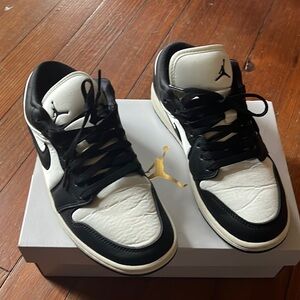 Jordan 1 low SE women’s size 8
